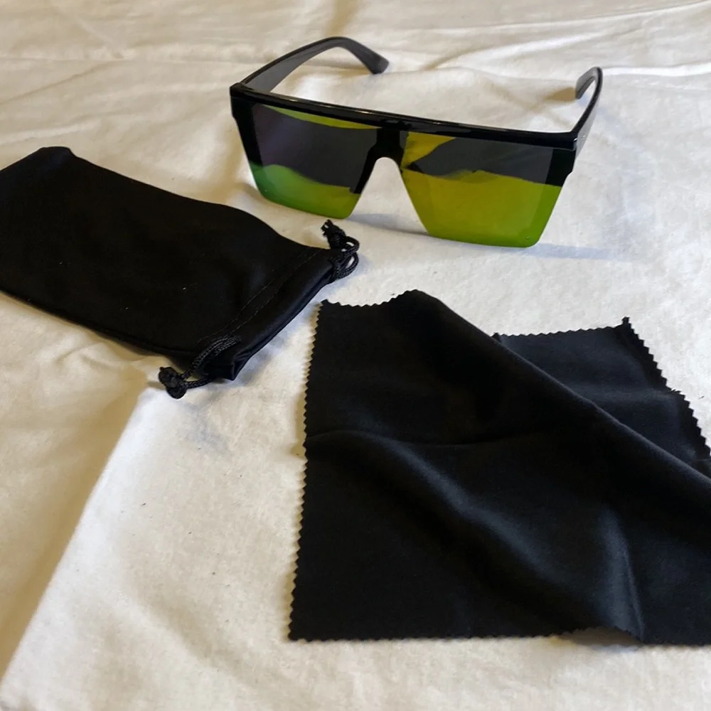 One-Piece Large Framed Fashion Sunglasses with Soft Case